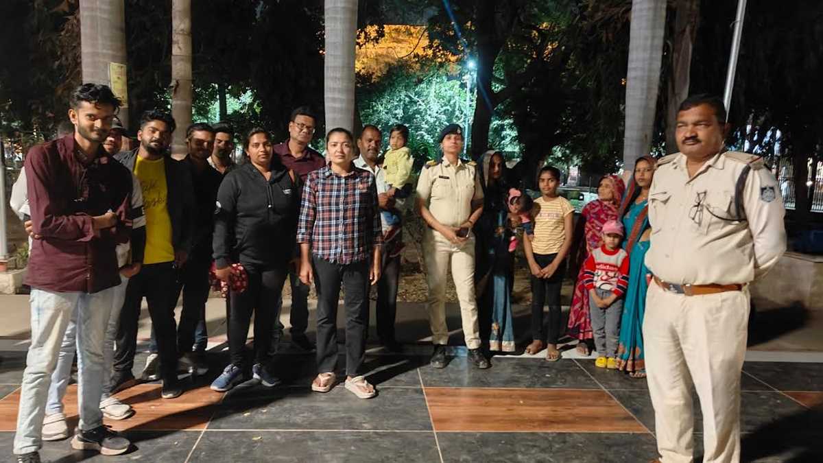 ग्वालियर पुलिस की अनूठी पहल,  ‘‘जागरूकता चौपाल’’ लगा छात्र-छात्राओं और आमजन को किया जागरूक